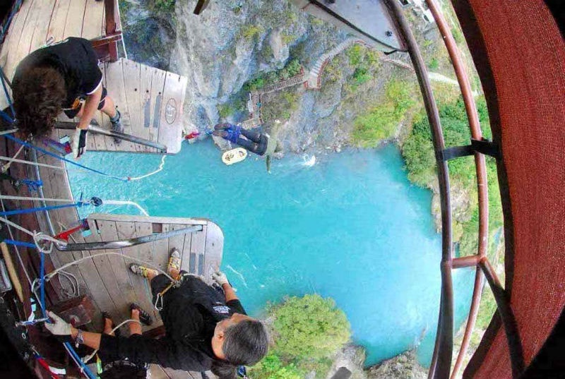 4. Queenstown, New Zealand: Điểm nhảy bungee cao nhất ở New Zealand chính là trên sông Nevis với độ cao 134m. Bạn sẽ có khoảng 8,5 giây để thả mình vào không gian đầy tự do và thú vị trong thung lũng Nevis tuyệt đẹp.