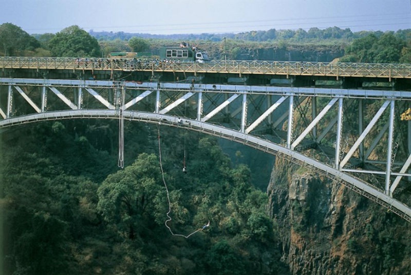 6. Thác Victoria, Zambia: Cây cầu Victoria Falls bắc ngang sông Zamberi, nối liền Zimbabwe và Zambia sẽ cho bạn trải nghiệm cảm giác rơi tự do từ độ cao 111m và chiêm ngưỡng khung cảnh hùng vĩ của thác Victoria.