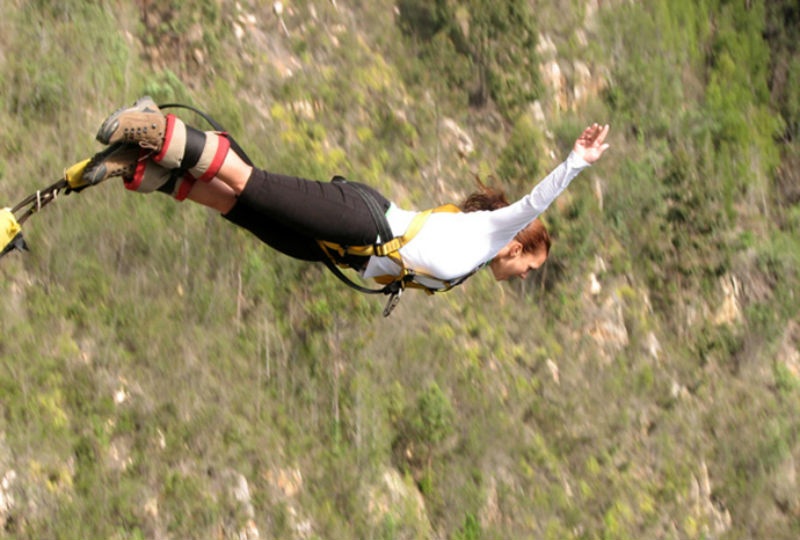 8. Tsitsikamma, Nam Phi: Vườn quốc gia Tsitsikamma là một khu bảo tồn ở Nam Phi với những khu rừng rộng lớn, những hẻm núi sông sâu và các thác nước tuyệt đẹp. Đây là nơi lý tưởng để con người gắn kết với thiên nhiên bằng các hoạt động ngoài trời như đi xe đạp leo núi. Và ở đây có địa điểm Bloukrans Bungy Tsitsikamma với độ cao 216m được coi là nơi nhảy bungee đầu tiên ở châu Phi.