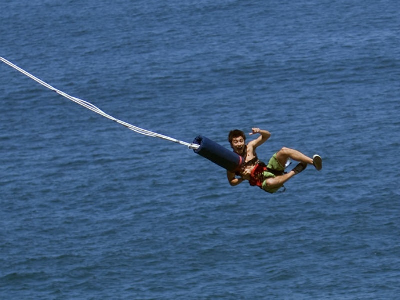 9. Puerto Vallarta, Mexico: Puerto Vallarta nổi tiếng với những khu nghỉ mát, những khu rừng và bãi biển phù hợp với các trò chơi mạo hiểm. Bạn có thể tới các vách đá trên vịnh Banderas để có thể chiêm ngưỡng toàn cảnh Thái Bình Dương trong khi thực hiện những cú nhào lộn ngoạn mục.