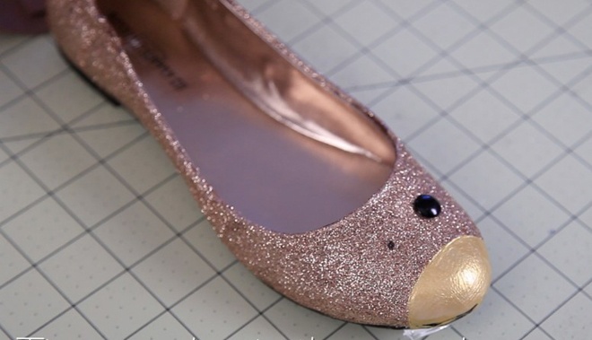 Dán hạt nút nhỏ màu đen vào giày để tạo thành phần mắt của chú chuột.