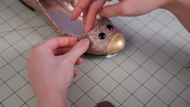 Dán 2 tai chuột tương tự như cách 1.