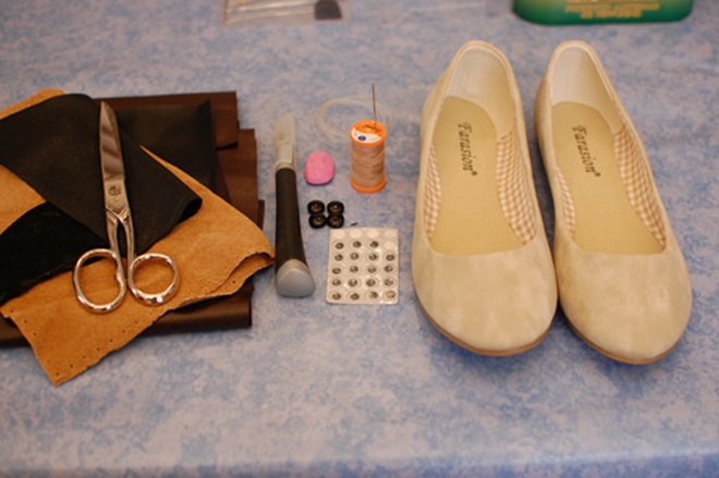 Cách 3. Kỳ công, cũng như cần chút tỉ mỉ và kiên nhẫn, nhưng cách “hô biến” giày cũ thành giày mới đáng yêu này rất đáng để các bạn gái khéo tay, mê DIY tham khảo. Vật liệu cần có vẫn là 1 đôi giày búp bê cũ, 1 cây kéo, vài miếng vải da khác màu, hạt nút nhỏ màu đen, kim chỉ may giày, vài sợi dây cước trong suốt và dao rọc giấy.