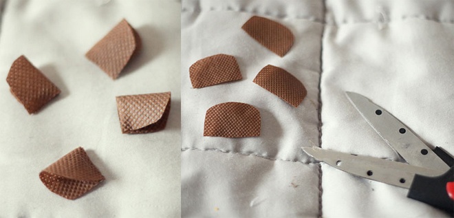 Đầu tiên, dùng kéo cắt mảnh vải da thành 4 miếng nhỏ, với kích thước và hình dáng như trong hình minh họa. Gấp đôi miếng vải da nhỏ và dùng súng bắn keo nối 2 phần rìa vải da lại với nhau để hình 1 chiếc tai chuột.