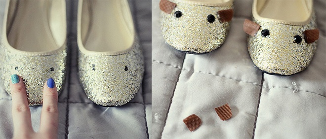 Dùng bút lông điểm 2 chấm đối xứng lên bề mặt giày, rồi dán hạt nút nhỏ màu đen vào để tạo thành đôi mắt chuột. Sau đó dùng keo dán 2 đôi tai chuột vừa tạo thành lên giày, sao cho chúng cân xứng và đều nhau.