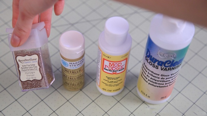 Cách 2. Một đôi giày búp bê bằng da đơn giản cũng có thể được “hô biến” thành đôi giày sequin thật xinh hình chuột. Bằng cách chuẩn bị nguyên vật liệu gồm 1 hộp sequin (màu sắc tùy sở thích của bạn), 1 đôi giày búp bê cũ, 1 hộp keo nhũ ánh kim, 1 miếng giấy bạc, hộp keo dán giày, cọ, vải da màu nâu, vài chiếc nút đen nhỏ, thước dây và kéo, bạn sẽ dễ dàng bắt tay vào việc F5 phụ kiện cho chính mình.