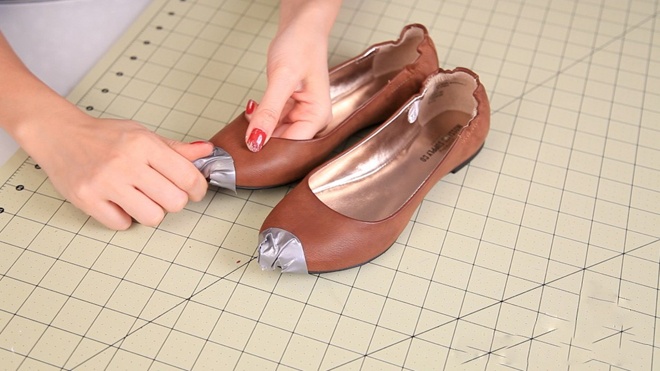 Dùng giấy bạc bao lại phần mũi giày như trong hình hướng dẫn.