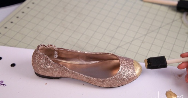 Dùng cọ phết keo lên phần còn lại của đôi giày, rắc sequin phủ khắp bề mặt. Để khô keo, sau đó lấy cọ phủi các phần sequin thừa để đôi giày trông đẹp và chỉn chu hơn, rồi phết keo ánh kim lên phần mũi giày còn chừa lại.