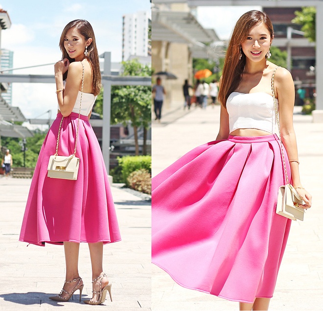 Gợi cảm hơn, các kiểu áo crop-top kết hợp váy maxi, mullet, shorts, hoặc kèm cardigan dáng dài sẽ giúp bạn trở nên sexy, nổi bật đầy quyến rũ giữa nắng vàng.