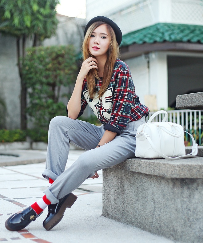 Một trong những bí quyết “nâng cấp” set đồ street style từ đơn điệu thành sành điệu như Camillie C, là nên ưu tiên cho những chiếc nón xinh xắn, những phụ kiện theo bộ hoặc nổi bật hẳn về màu sắc, chất liệu … 