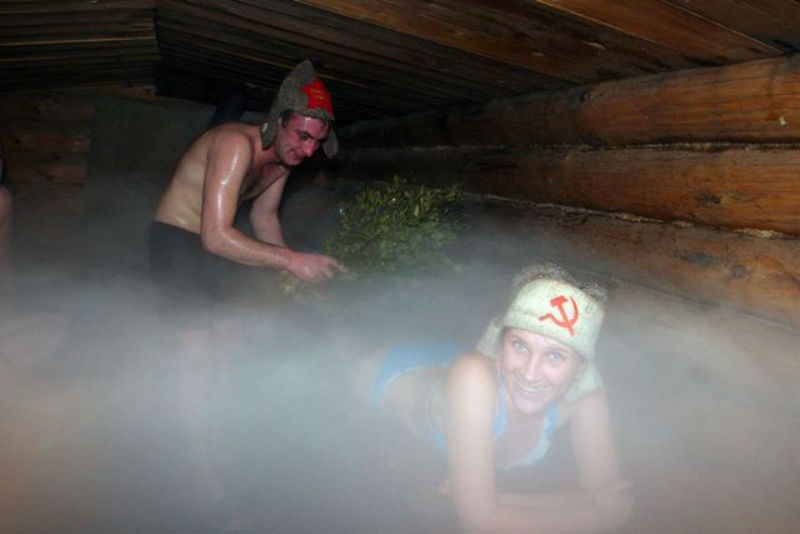3. Văn hóa tắm hơi Banya: Các phòng tắm công cộng hoặc tắm hơi ở Nga được gọi là Banya, là một phần thiết yếu trong cuộc sống của người Nga. Từ Sa hoàng cho tới nông dân, tất cả mọi người đều sử dụng Banya để thư giãn, giải tỏa căng thẳng và tăng cường sức khỏe. Các phòng tắm hơi ở Nga thường có nhiệt độ không quá 80oC vì họ cho rằng nhiệt độ quá nóng sẽ làm khô họng và làn da của bạn.