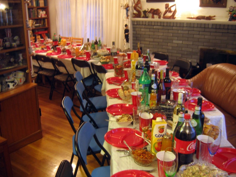 5. Lòng hiếu khách: Bạn muốn đến thăm một người bạn nhưng quên không gọi trước? Nếu bạn đang ở Nga, đó không phải chỉ là vấn đề ghé thăm rồi đi. Bạn phải mang theo hoa (số lẻ nhiều hơn 2 và không phải hoa màu vàng), một hộp sôcôla và một chai rượu vang. Không mang gì tới gia đình người Nga khiến họ nghĩ bạn không quan tâm gì tới họ cả. 