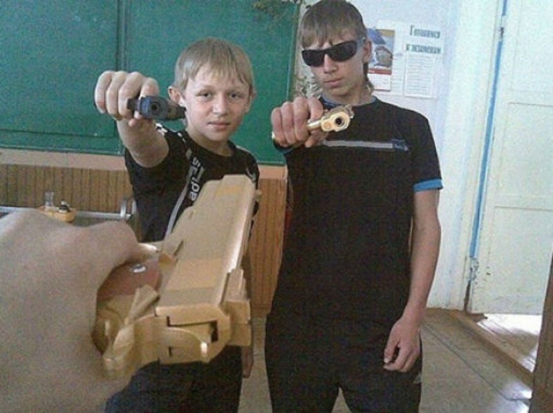 7. Cởi mở: Người nga coi việc nói chuyện về tôn giáo, công việc, tiền bạc, chính trị là điều bình thường và không có gì là thô lỗ khi hỏi chuyện người khác về những vấn đề trên. Bởi vậy, khi tới Nga lần đầu tiên, đừng ngần ngại hỏi ai đó những vấn đề bạn quan tâm khi tham gia trò chuyện chốn đông người.