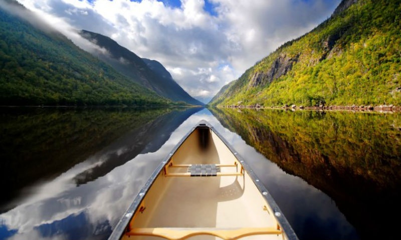 1. Sông Amazon (Nam Mỹ): Amazon hùng vĩ trong rừng rậm của 9 đất nước Nam Mỹ, là nơi trú ẩn cho hơn 400 bộ lạc da đỏ bản địa. Du khách có thể chiêm ngưỡng các động vật hoang dã khi du ngoạn bằng thuyền kayak, bè dọc bờ sông, dừng chân tại các nhánh sông Amazon để bơi cùng cá heo hồng, cá piranha và nhiều loài khác.