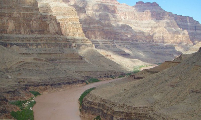 12. Sông Colorado (Hoa Kỳ, Mexico): Chảy xuống dưới dãy núi Rocky, khu vực xây đập bao gồm hồ Powell ở Arizona, hồ Mead ở Nevada và hồ Havasu ở biên giới giữa California và Arizona là các khu nhà chèo thuyền, giải trí cuối tuần. Trong khi một phần con sông chảy qua dãy núi Grand Canyon thu hút những người đam mê chèo bè kayak.