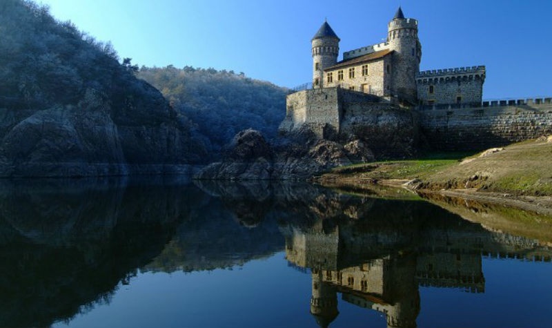 13. Loire (Pháp): Với một bề dày lịch sử, sắc màu cảnh quan rực rỡ, những khu vườn được cắt tỉa cẩn thận và những ngọn đồi xanh nhấp nhô trải dài tới tận chân trời, sông Loire luôn mang lại cảm giác tươi mát và hấp dẫn cho du khách. Là con sông dài nhất nước Pháp, hầu hết du khách đều đi dọc theo chiều dài sông Loire bằng xe bốn bánh hoặc tham gia cùng đoàn du lịch bằng xe đạp.