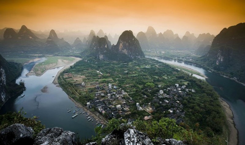 14. Sông Li (Trung Quốc): Sông Li (Lệ Giang) là một trong những nhánh nhỏ của con sông Dương Tử nổi tiếng của Trung Quốc. Các ngọn núi đa dạng với các vách núi đá vôi ngoạn mục dọc theo con sông nằm giữa hai thị trấn Quế Lâm và Yangshuo của tỉnh Quảng Tây. Khách du lịch có thể tham gia tour du lịch thuyền, hoặc bằng chuyến bè tre truyền thống trên sông Yulong nhỏ và ít đông đúc hơn (một nhánh của sông Li).