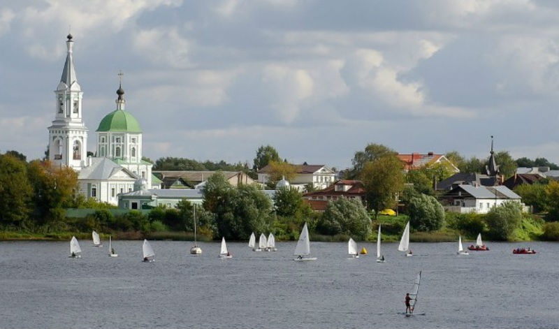 15. Sông Volga (Nga): Chảy quanh co qua trung tâm của đất nước, “Mẹ Volga” chảy qua 11 thành phố trong 20 thành phố lớn nhất của Nga. Hầu hết các thuyền du lịch đi trên một phần của sông Volga ở phía bắc của Moscow trước khi đi đến St Petersburg thông qua một loạt các tuyến đường thủy nối liền với nhau.