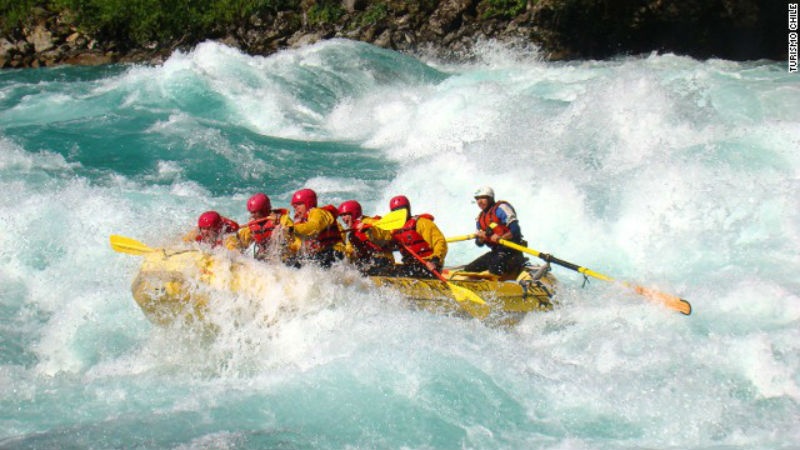 9. Rio Futaleufu (Argentina, Chile): Lấy nguồn nước từ hồ băng ở Argentina, dòng nước của Rio Futaleufu chảy qua dãy núi Andes và thác nước qua đông nam Chile. Đây là nơi hội tụ những người đam mê cảm giác mạnh bằng bè hoặc chèo thuyền kayak, đặc biệt từ tháng mười một đến tháng ba mỗi năm.