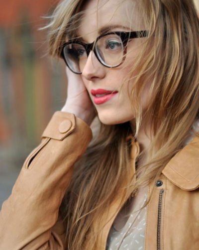 Nếu bạn thích để tóc xõa ngang vai với mái lệch, bạn hãy thử trang điểm một đôi mắt cánh sắc sảo và tô son môi màu san hô. Điều đó sẽ mang lại một sắc thái tươi vui trên khuôn mặt của bạn đấy.