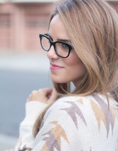 Bạn sẽ trông thật nữ tính và quyến rũ với đôi môi bóng màu hồng nhẹ cộng thêm chút sắc màu trên má và điểm chút mascara cho đôi mắt nổi bật.