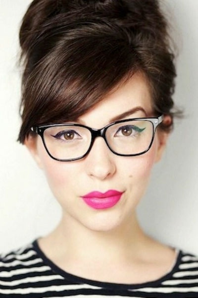 Nếu bạn muốn có vẻ đẹp nổi bật và táo bạo hơn, hãy thử vấn tóc búi cao, tô son màu hồng sáng, và kẻ mắt cánh ấn tượng.