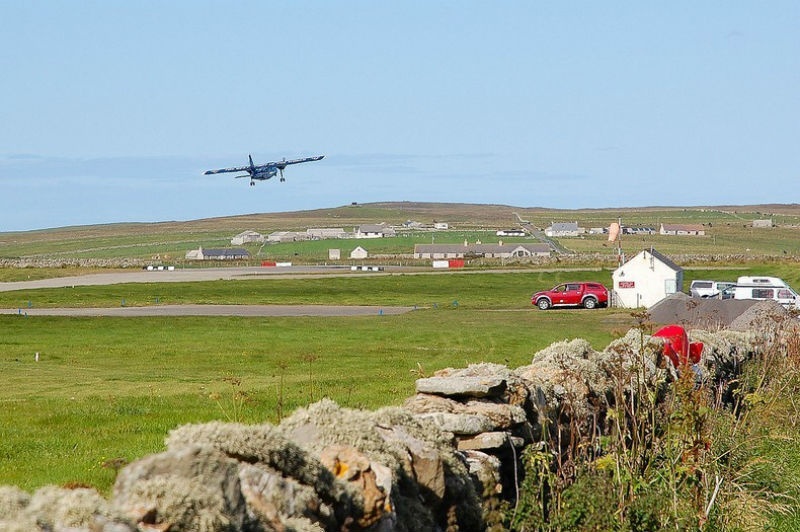 Hầu hết hành khách đi máy bay thường là nhân viên y tế và bệnh nhân thuộc Trung tâm y tế Scotland, chỉ có khoảng 30% là liên quan đến các dịch vụ giáo dục của Hội đồng quần đảo Orkney.
