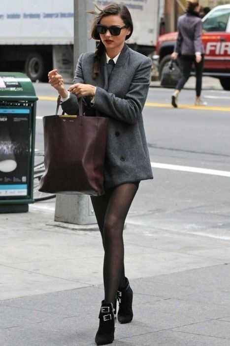 Lấy cảm hứng từ phong cách menswear, Miranda Kerr đã mặc một chiếc áo len bên ngoài áo sơ mi trắng, thắt cà vạt với áo khoác dạ thanh lịch và boots da lộn cổ ngắn. Trông cô ấy vẫn thật sexy phải không?