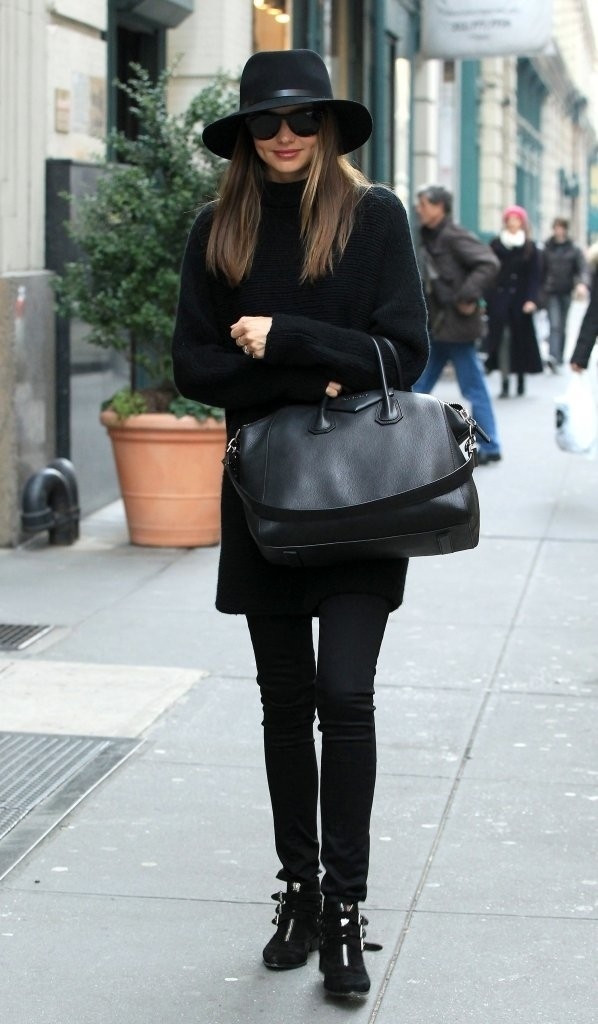 Phong cách ton-sur-ton với cả cây đen của áo len oversized, skinny, giày thể thao, thậm chí cả túi xách và mũ vẫn khiến nữ hoàng thời trang đường phố sành điệu và thời thượng trong mắt người hâm mộ.