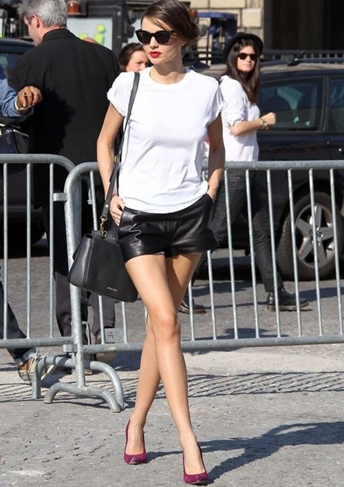 Miranda chứng minh cách mix đồ thông minh và không thể trẻ trung hơn khi kết hợp quần short đen bằng da với áo thun trắng, kính đen và trang điểm môi đỏ ấn tượng.