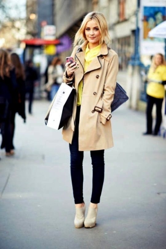 6. Trench coat: Những chiếc áo trenchcoat vừa cổ điển lại vẫn rất hiện đại, cá tính mà thanh lịch. Set đồ đơn giản nhất có thể phối cùng trenchcoat là áo sơ mi và quần jeans, rất gọn gàng và lịch sự.
