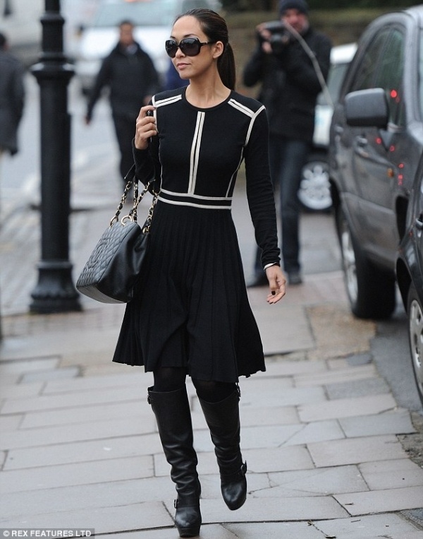 Set đồ ton-sur-ton màu đen với váy, legging, túi xách, kính và bốt cao cổ luôn là sự kết hợp tuyệt vời vừa mang lại sự thanh thoát, tinh tế và quyến rũ, vừa khiến bạn trở thành tâm điểm chú ý trên đường phố.