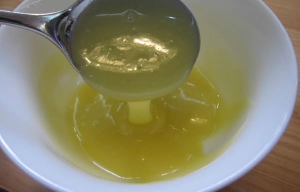 4. Mayonnaise và mật ong: Mayonnaise có thể làm cho mái tóc khô mùa đông của bạn trở nên bóng mượt, mềm mại. Trộn nửa chén mayonnaise với 2 thìa mật ong, ủ lên tóc trong khoảng 30 phút rồi gội sạch với nước. Với mặt nạ này, bạn không cần phải dùng tới dầu xả sau khi gội. 