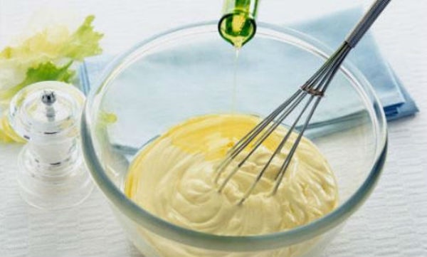 7. Chuối và mayonnaise: Không có gì hiệu quả để giúp mái tóc của bạn sáng bóng bằng chuối và mayonnaise. Loại mặt nạ này cũng giúp dưỡng ẩm cho tóc của bạn. Trộn 2 quả chuối chín, một thìa dầu ô liu và ba thìa mayonnaise. Bôi đều lên tóc và để trong khoảng 30 phút rồi gội đầu bình thường.