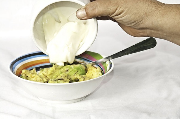 8. Bơ và mayonnaise: Đôi khi da đầu bạn bị khô vào mùa đông và không thể gãi được. Mặt nạ bơ và mayonnaise sẽ giúp mái tóc bạn dưỡng ẩm và làm dịu da đầu ngứa, tóc khô. Lấy phần thịt của một quả bơ chín trộn với 1 thìa mayonnaise rồi bôi đều lên tóc, để khoảng 20-30 phút. Sử dụng một loại dầu gội đầu khô để tăng thêm công dụng cho mái tóc.