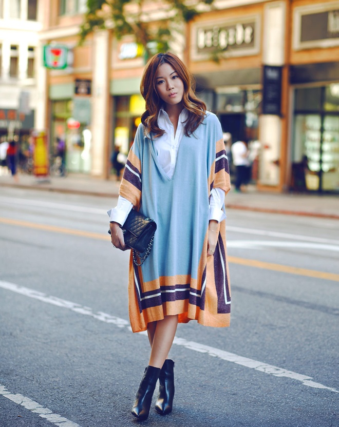 Nếu yêu thích vẻ đẹp ấn tượng, cách phối khăn choàng dạng áo khoác bên ngoài áo sơ mi rất đáng cho bạn tham khảo.