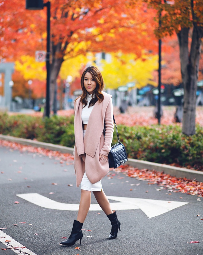 3. Bốt đen, crop top và trend coat. Những chiếc áo khoác phom rộng, dáng dài đang độc chiếm phố phường trong mùa đông năm nay. Để trend coat vào đông thật mới và khác biệt, cách mix, match ấn tượng với crop top như fashionista Jenny T rất đáng cho bạn tham khảo.