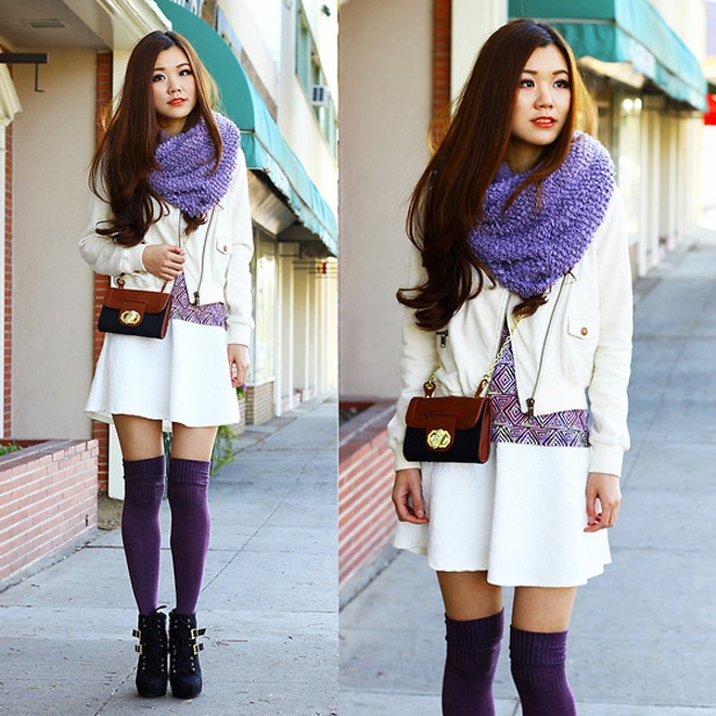 8. Bốt đen, vớ đen và váy ngắn. Một cách “kéo dài chân” khác mà những cô nàng chân ngắn có thể thử qua. Để trông thon gọn hơn, bạn nên chọn các kiểu váy và vớ màu tối, còn không nên chọn các kiểu bốt cao gót, và thử nghiệm với tông màu tím như fashionista Yuzi K.