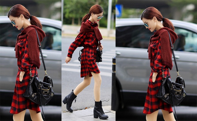 9. Bốt đen và áo sơ mi phom rộng. Khoác áo cardigan ngoài áo sơ mi phom rộng theo kiểu “mốt không quần” đang làm mưa làm gió trong hè qua, kèm thêm 1 chiếc dây thắt lưng xinh xắn như SE7EN, hoặc để trơn như cô nàng fashionista gốc Việt Jenny T, bạn sẽ sở hữu ngay những set đồ street style thật sành điệu và phong cách.