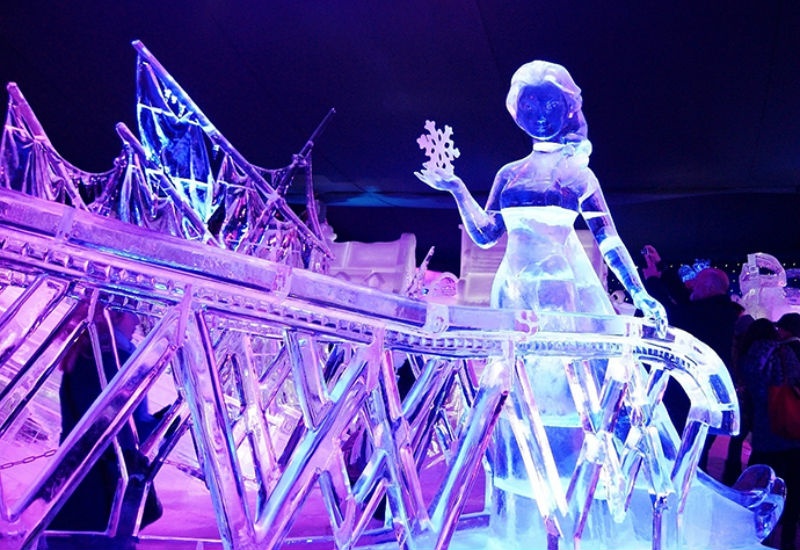 Những tác phẩm tuyệt diệu được tạo nên từ sự kết hợp giữa ánh sáng và nghệ thuật điêu khắc sẽ khiến bạn không chỉ rùng mình trước giá lạnh của nhiệt độ -10°C mà còn bởi sự ngạc nhiên, thán phục.