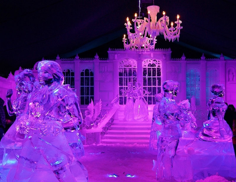 Lễ hội điêu khắc trên băng được tổ chức ở chính giữa Quảng trường Station Square, cách trung tâm thành phố Bruges khoảng 5 phút đi bộ.