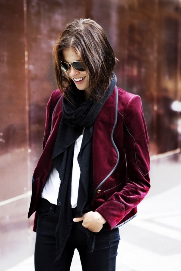 1. Kết hợp đỏ burgundy và trắng: Đỏ burgundy thực sự là một gam màu tuyệt vời cho bạn lựa chọn đón Giáng sinh sắp tới. Hãy kết hợp áo khoác jeans đỏ burgundy với áo len trắng oversized cùng khăn quàng hoặc vòng cổ yêu thích của bạn.