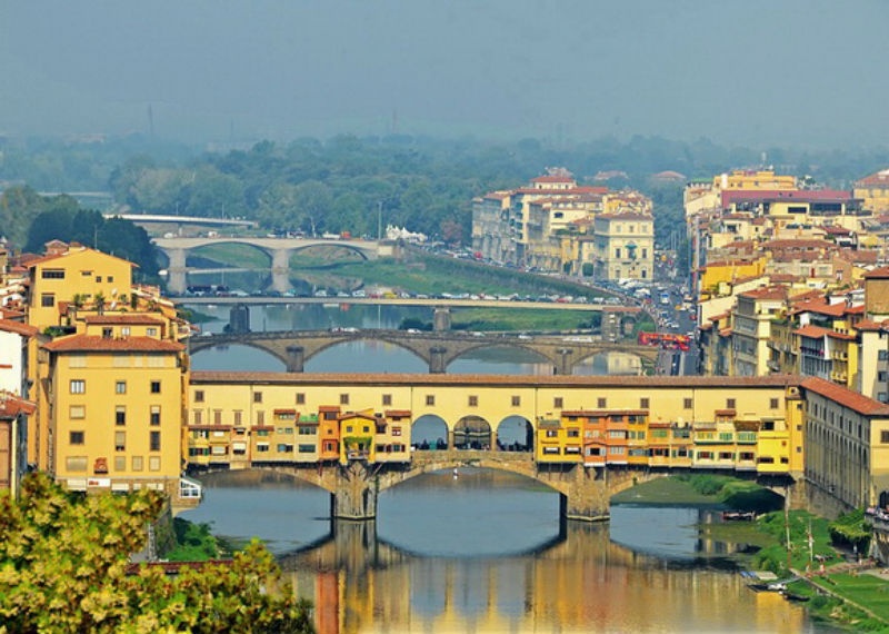 1. Cầu Ponte Vecchio, Ý: Ponte được coi là cây cầu lâu đời nhất ở Florence, được tin là xây dựng từ thời La Mã để thay thế cho một cây cầu khác bị phá hủy bởi lũ lụt. Những ngôi nhà xây dựng trên cầu là một thực tế phổ biến tại những thành phố lớn ở châu Âu thời Trung cổ. 
