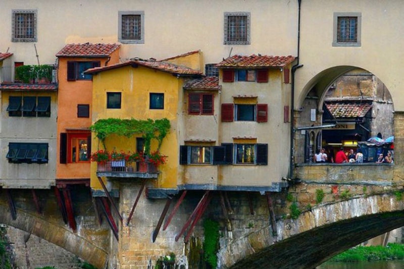 Ban đầu những ngôi nhà này được sử dụng làm khu chợ bán hàng hóa, nhưng đến năm 1593 do rác của các cửa hàng này quá nhiều và gây ra hôi thối nên chúng được sử dụng bởi các thợ kim hoàn. Hiện nay, hầu hết các cửa hàng ở đây đều bán trang sức, rất nhiều loại trang sức khác nhau từ hiện đại giá cả phải chăng tới những món đồ cổ đắt tiền.