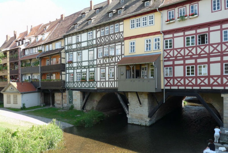 2. Cầu Kramerbrucke, Đức: Nằm ở thành phố Erfurt, cầu Kramerbrucke là nơi sinh sống của một số hộ dân. Cây cầu này bắc qua Breitstrom, một nhánh của sông Gera. Hiện nay có khoảng 32 ngôi nhà trên cầu Kramer, hầu hết đều là những tiệm tạp hóa, buôn bán một số đồ cổ và lưu niệm cho khách du lịch.