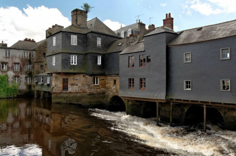 Ban đầu nó chỉ có hai cửa hàng, một nhà máy và một nhà tù. Nhưng hiện nay, Pont de Rohan có cả hai dãy nhà dọc trên cầu, chỉ để một lối đi nhỏ ở giữa và là điểm nhấn du lịch cho vùng đất Landerneau.