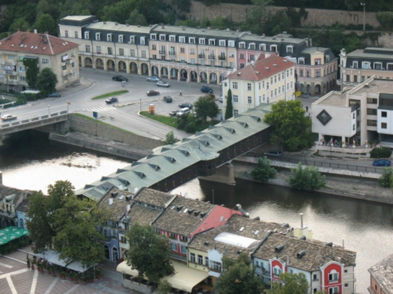 4. Covered Bridge, Bulgaria: Bắc qua con sông Osam, Covered Bridge nối liền các thị trấn cổ và mới của thị trấn Lovech, được coi là biểu tượng dễ nhận biết nhất của thị trấn. Năm 1872, cây cầu đã bị phá hủy gần như hoàn toàn bởi một trận lũ lụt. Sau đó, nhà thiết kế nổi tiếng của Bulgaria, Kolyu Ficheto đã xây dựng một cây cầu mới với chất liệu toàn bằng gỗ và được hoàn thành vào năm 1874.