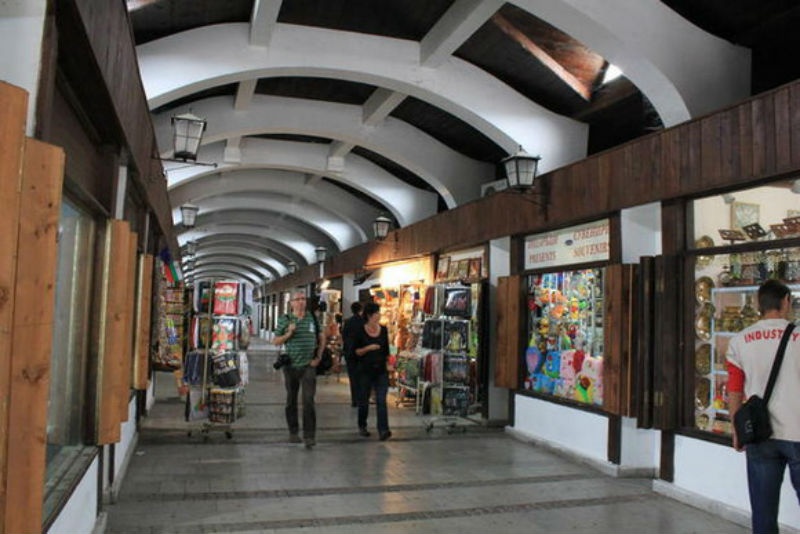 Tuy nhiên, một vụ hỏa hoạn xảy ra vào đêm ngày 2/8/1925 đã thiêu rụi toàn bộ cây cầu. Sau đó, phải trải qua 2 lần xây dựng lại nữa, Covered Bridge hiện nay được tái thiết theo thiết kế của Kolyo Ficheto có chiều dài là 106m, gồm 14 cửa hàng dọc trên cây cầu.