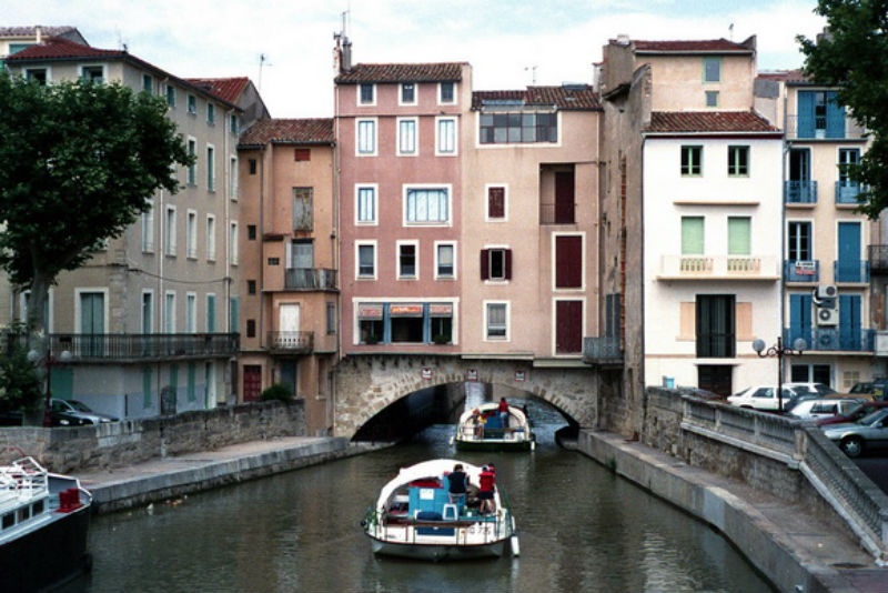 5. Cầu Pont des Marchands, Pháp: Pont des Marchands là cây cầu lịch sử ở Narbonne, miền nam nước Pháp với chuỗi cửa hàng và nhà cửa trên cầu, bên dưới là con kênh De la Robine chạy qua. 