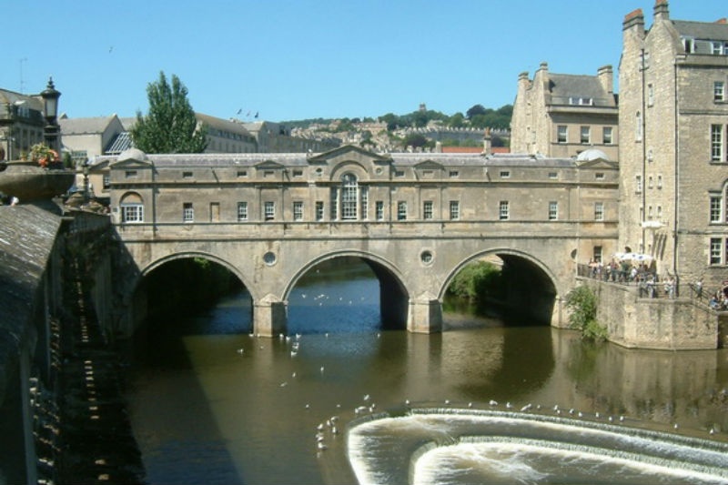 6. Cầu Pulteney, Vương quốc Anh: Pulteney là cây cầu vượt bắc qua sông Avon ở thị trấn Both, Anh. Cây cầu được thiết kế bởi Robert Adam và hoàn thành vào năm 1773. 